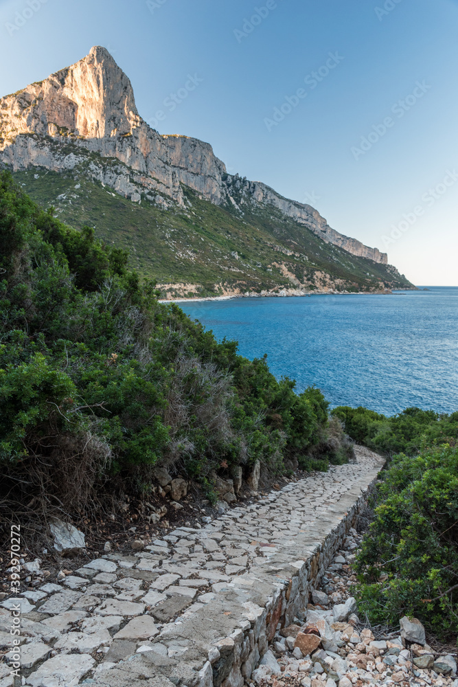 Santa Maria Navarrese附近的海岸线，背景为Punta Giradili（意大利撒丁岛）