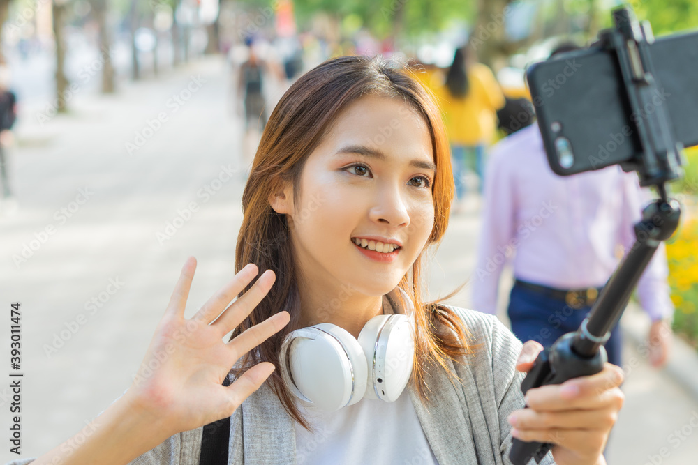 亚洲女子在越南河内街头录制视频