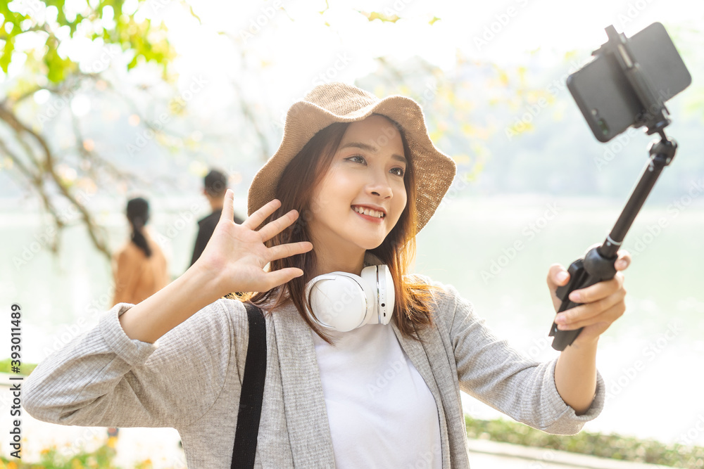 亚洲女子在越南河内街头录制视频