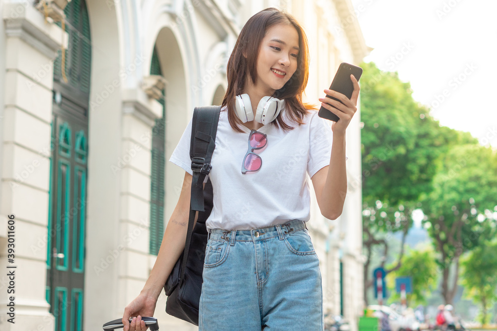 亚洲女游客正在用手机找路