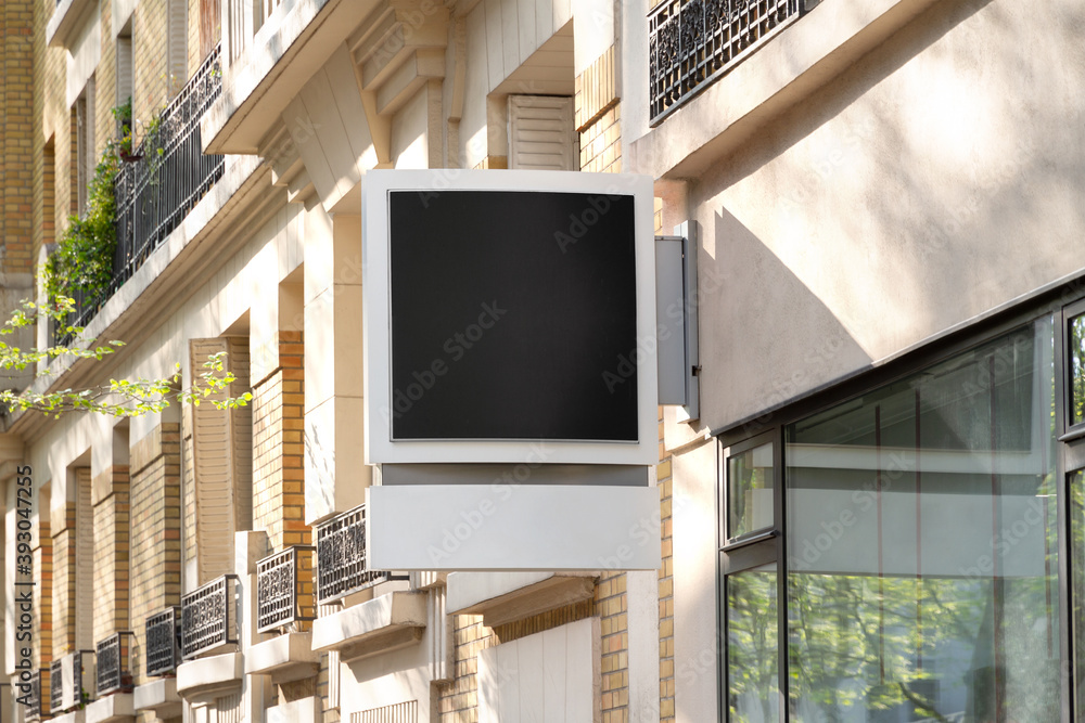 商店品牌招牌实体模型。街道上的空方形商店临街