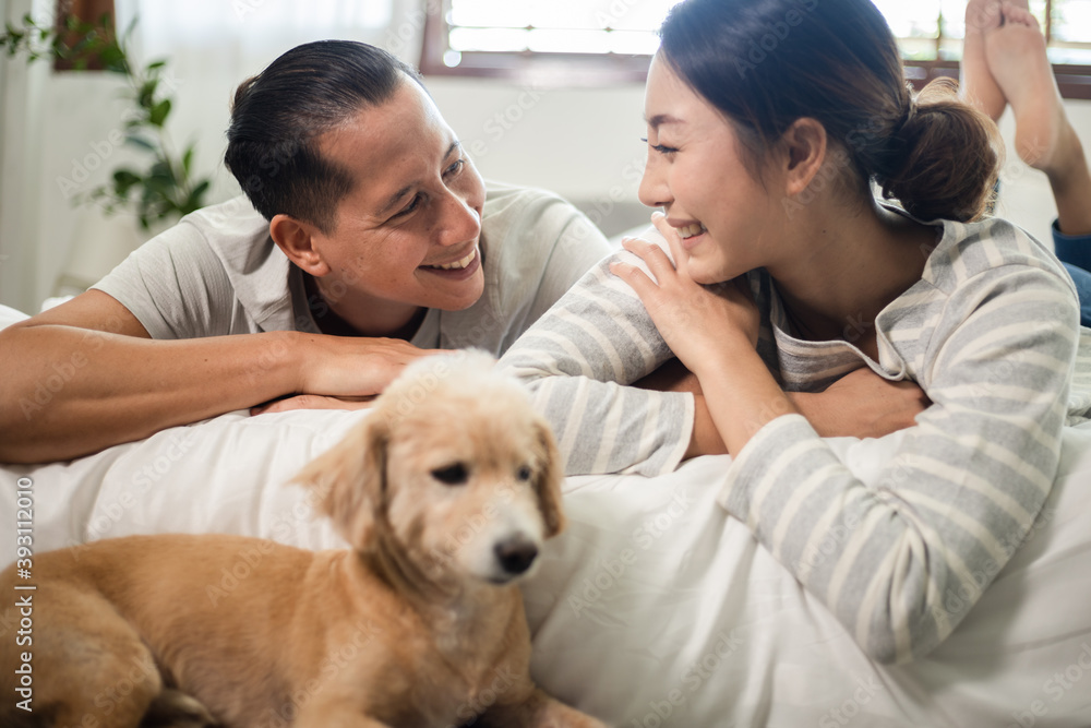 一对年轻夫妇在家约会，面带温柔的微笑，看着对方的眼睛。他们是