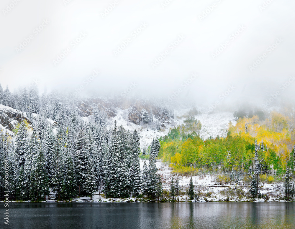 犹他州银湖的秋景，有新鲜的雪和秋天的色彩。