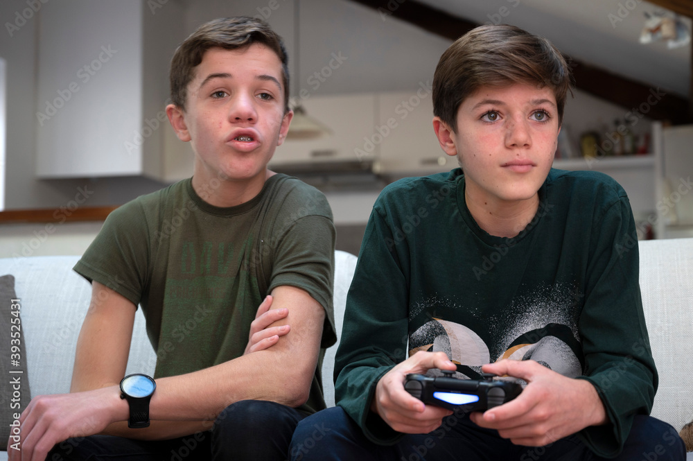 Adolescents jouant à la console de jeux à la maison