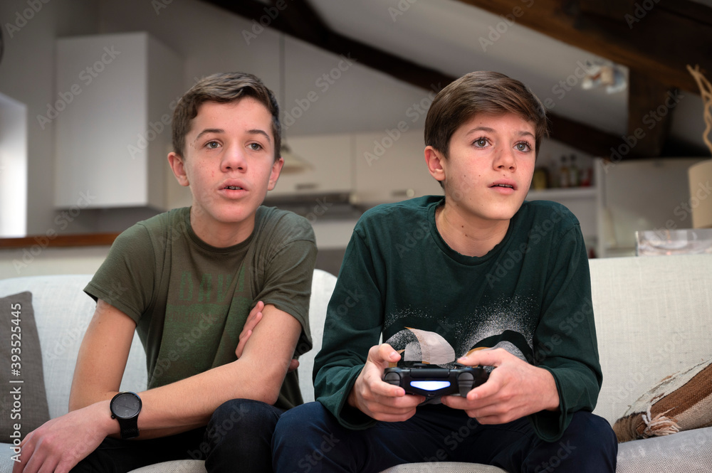 Adolescents jouant à la console de jeux à la maison