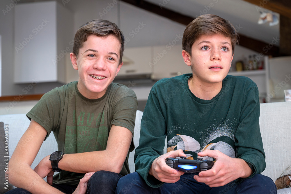 Adolescents jouant à la console de jeux à la maison