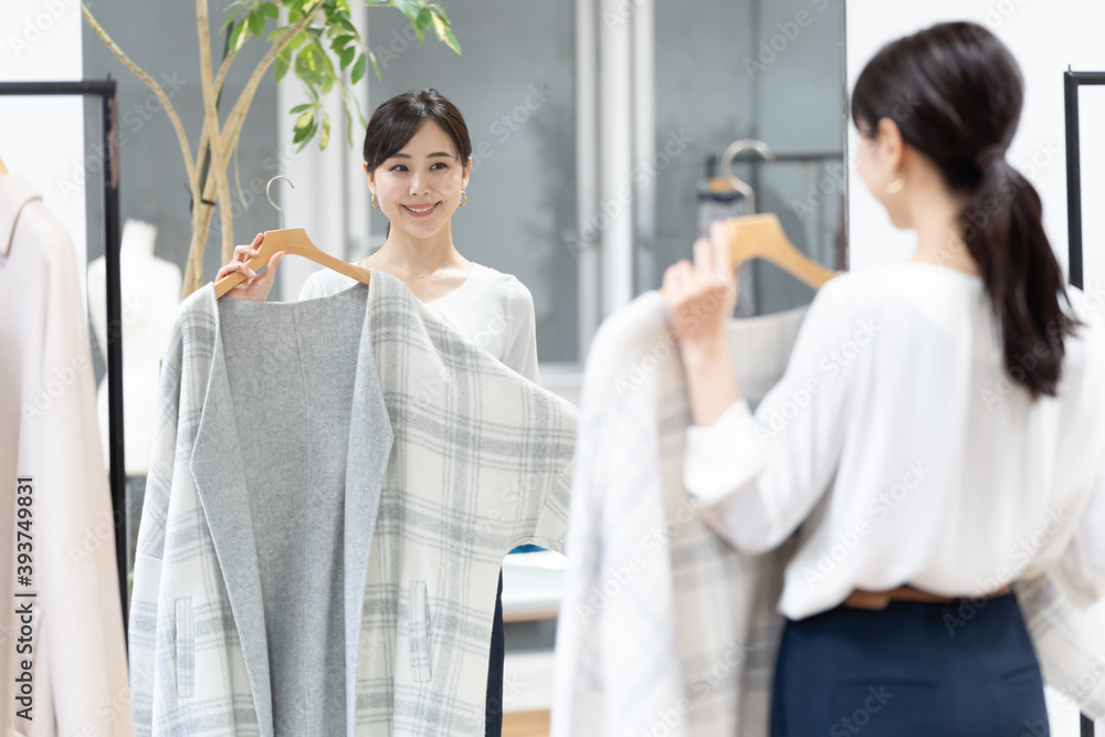 洋服を試着する女性