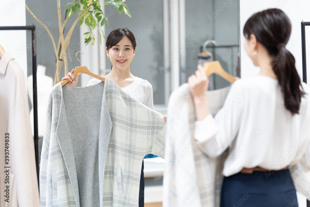 洋服を試着する女性