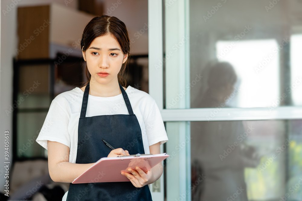 客人退房后，亚洲女服务员正在检查酒店房间