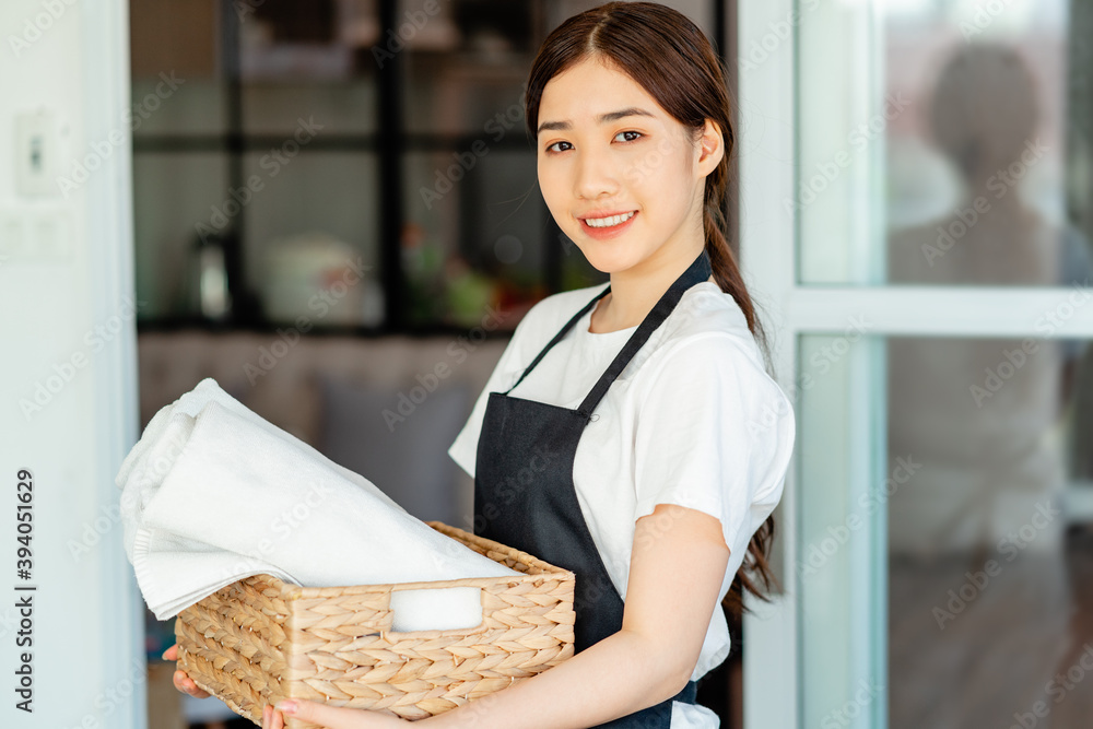 一名亚洲女服务员正在为客人准备毛巾