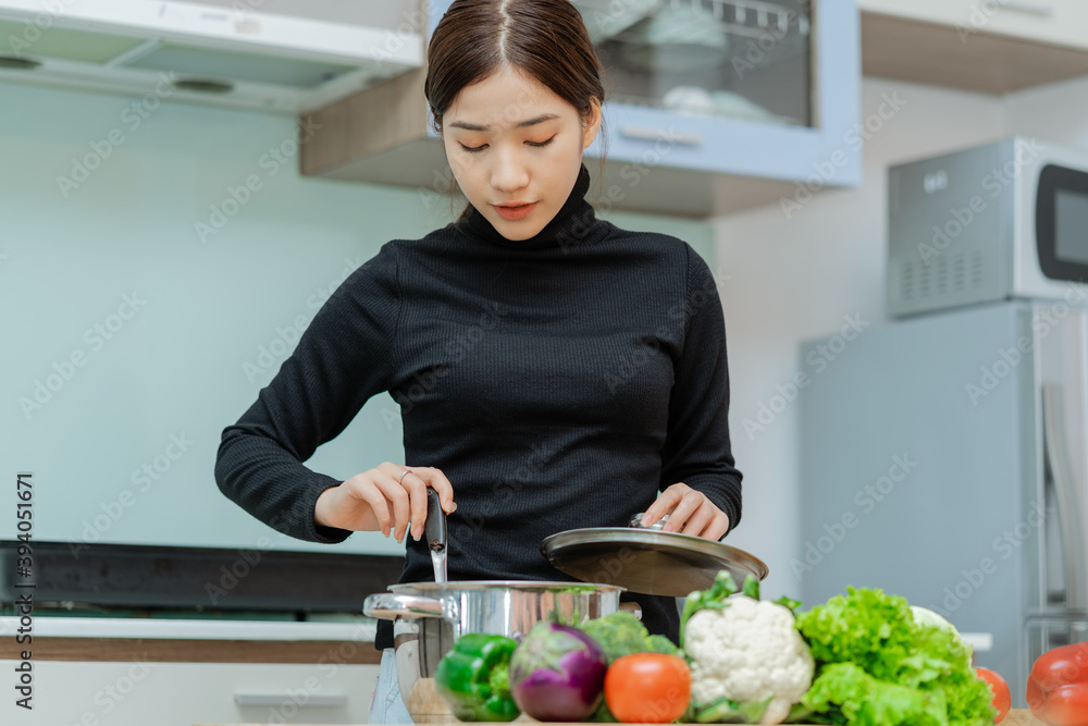 那个女人在看她正在煮的汤