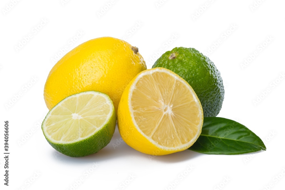 柠檬和带叶子的Limes