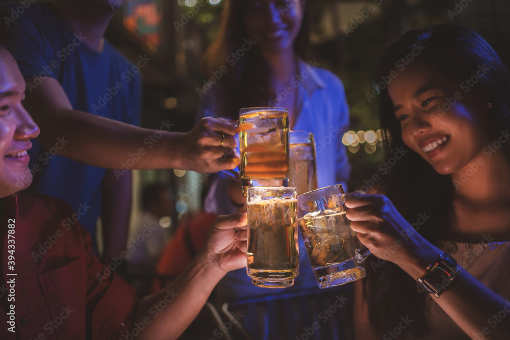 亚洲朋友在啤酒厂户外喝啤酒庆祝新年