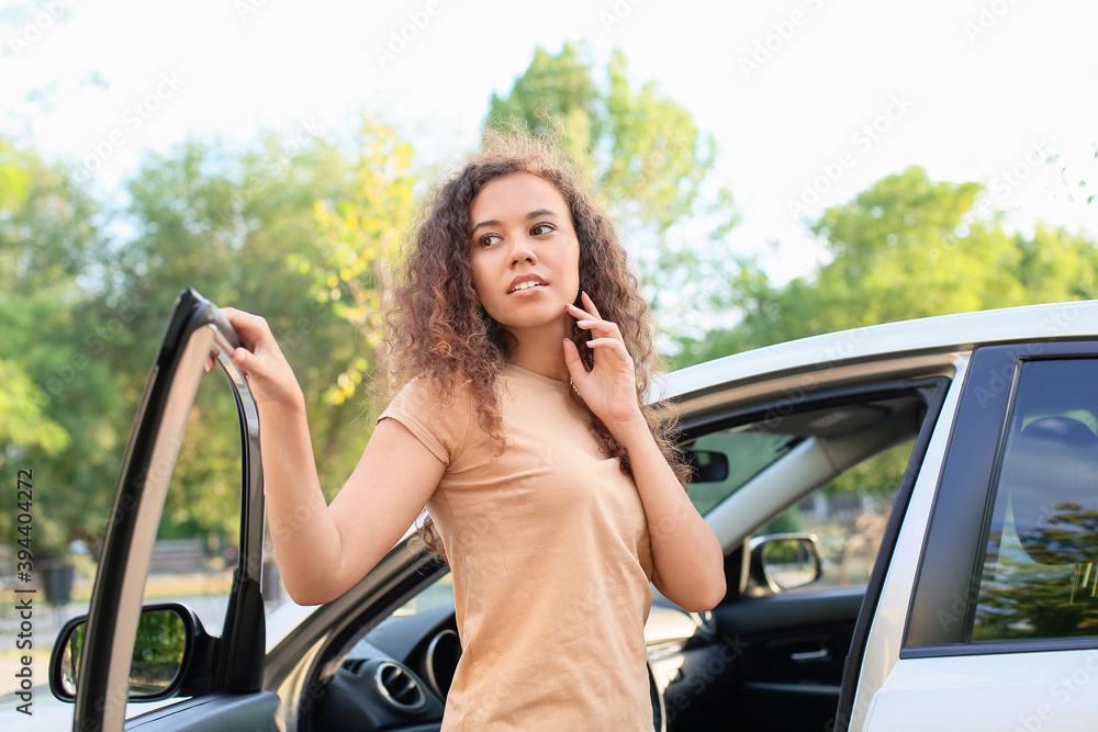 户外汽车附近的年轻非裔美国女性