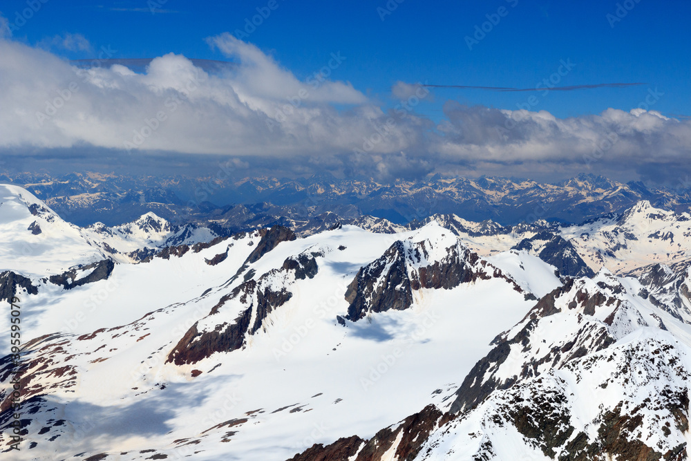 从蒂罗尔A的Wildspize峰和蓝天俯瞰阿尔卑斯山脉主链上的山雪全景