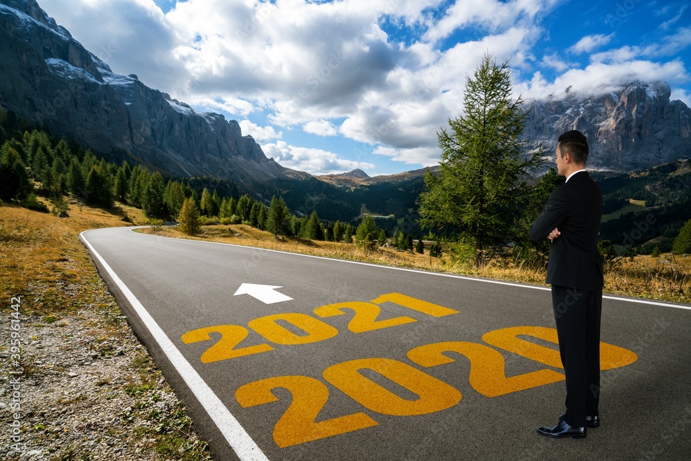 2021新年之旅与未来愿景。商人在公路上旅行引领