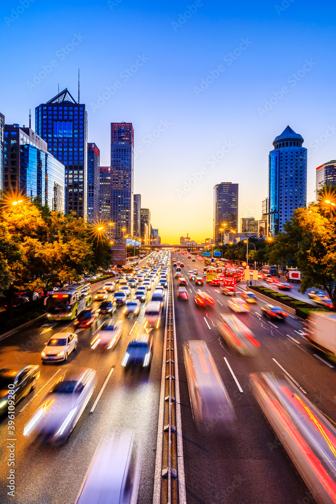 中国北京夜晚繁忙的城市道路和摩天大楼。