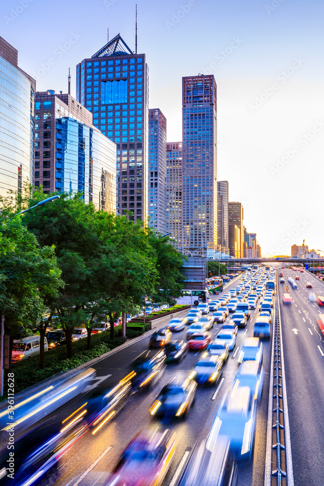 日落时分，中国北京繁忙的城市道路和摩天大楼。