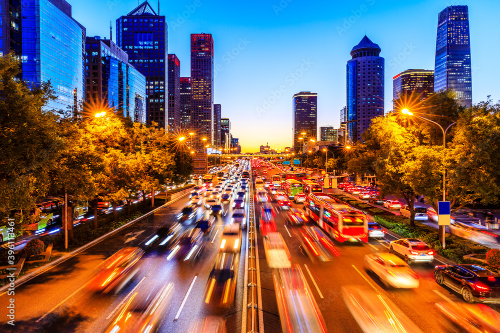 中国北京夜晚繁忙的城市道路和摩天大楼。