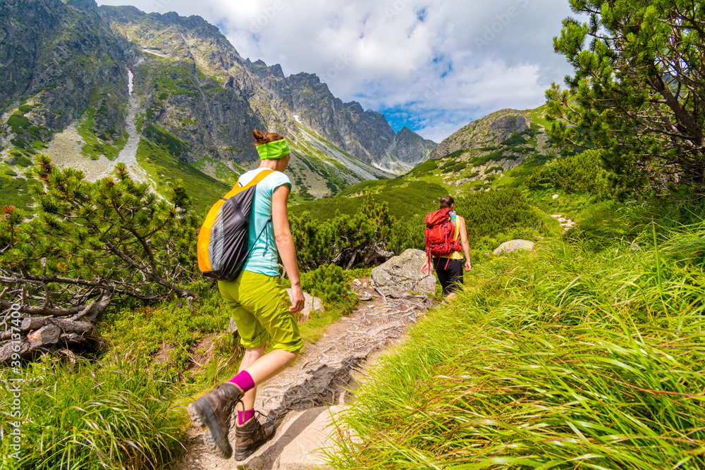 活跃的年轻女孩在斯洛伐克的高塔特拉斯山脉徒步旅行