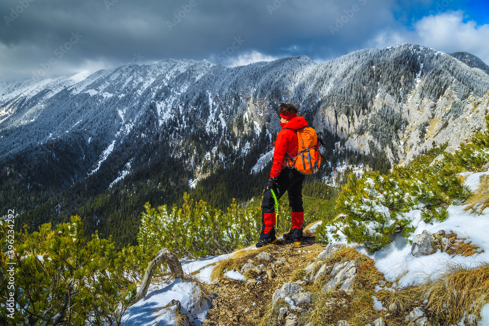 罗马尼亚皮亚特拉·克莱乌卢雪山山脊上的徒步旅行者