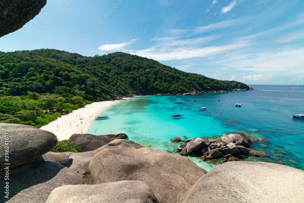 美丽的沙滩，海浪拍打在西米兰群岛的沙滩上美丽的热带海水Si