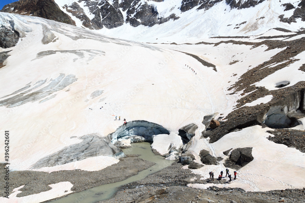 绳索队在Taschachferner冰川和高山雪上训练裂缝救援和登山