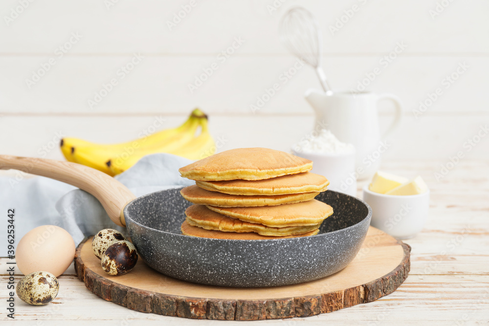 桌上有美味香蕉煎饼的煎锅