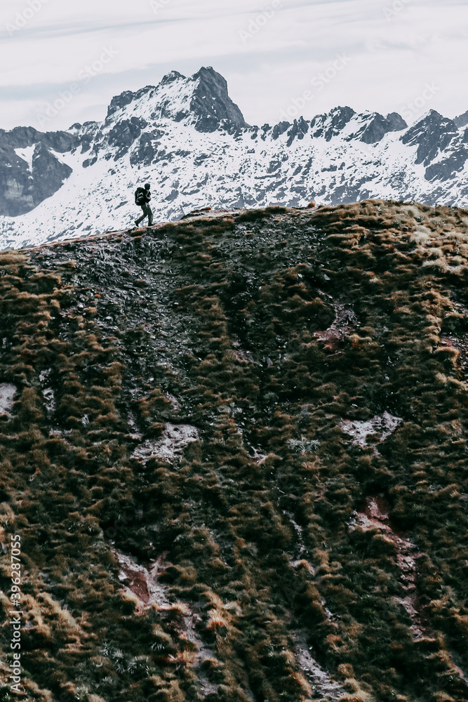 徒步旅行者在山前散步的场景。新西兰峡湾开普勒赛道