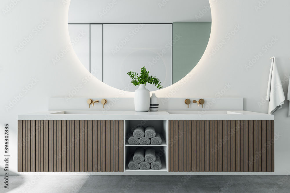 Modern bathroom with mirror and washbasins.