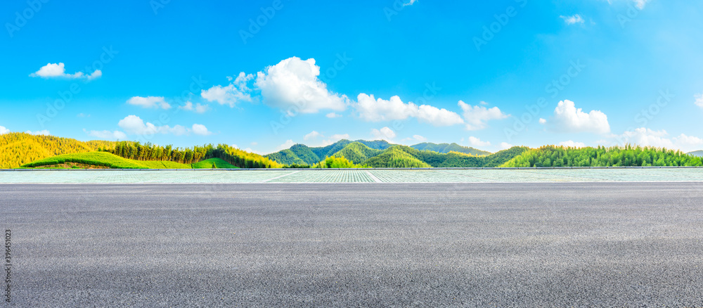 沥青路和竹林自然景观的青山。