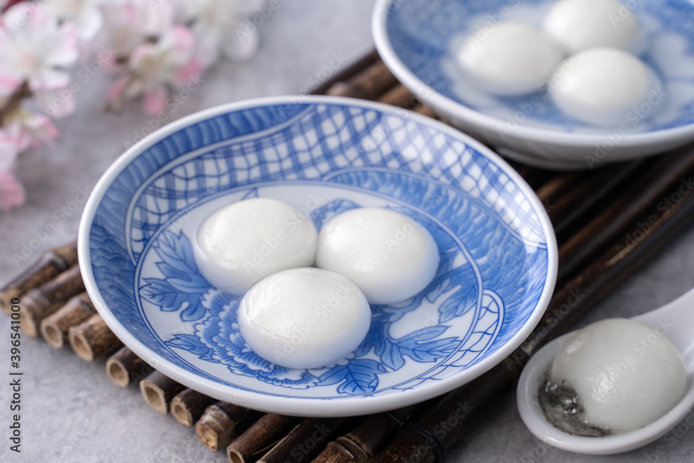 灰色桌子上碗里的汤圆元宵特写，冬至食物。