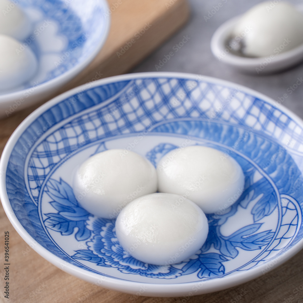 灰色桌子上碗里的汤圆元宵特写，冬至食物。