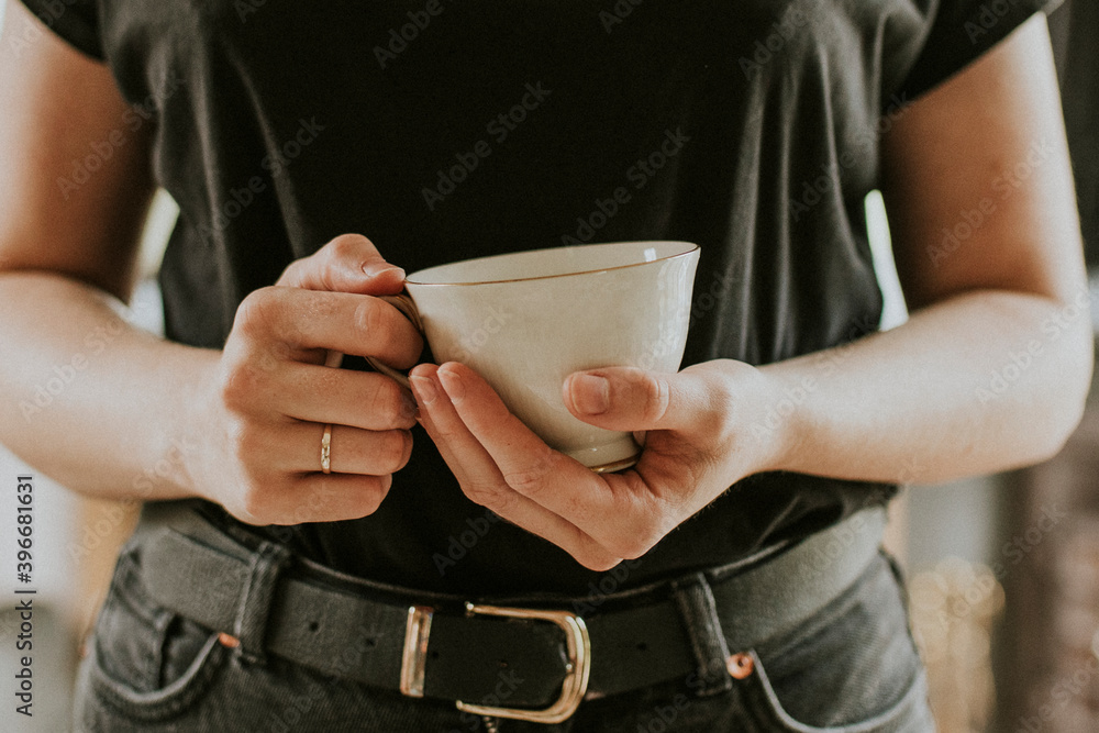 手里拿着茶杯模型的女人psd