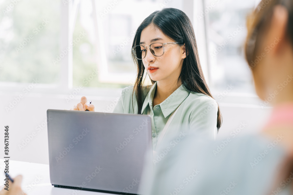 亚洲女商人在会议期间做笔记