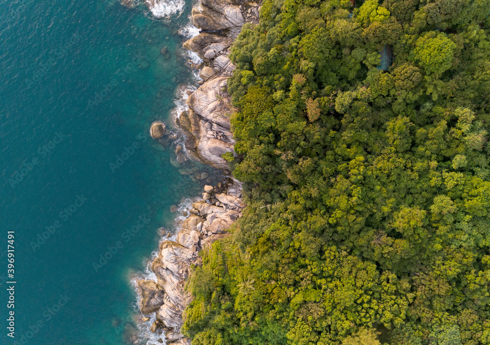 泰国普吉岛海岸和高山上海浪拍打的热带海洋高角度视图