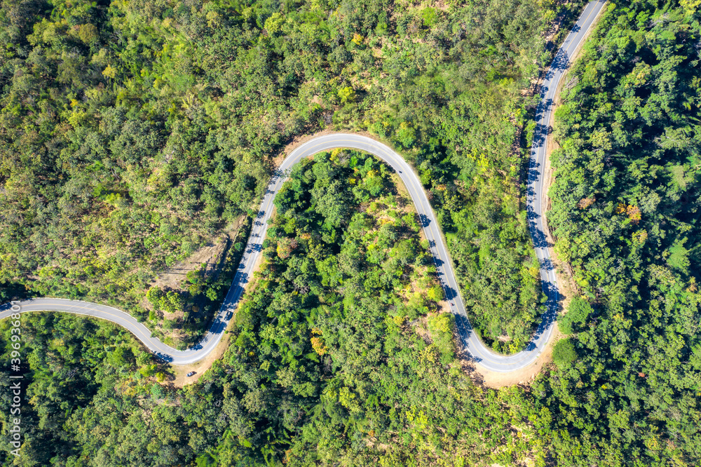 穿越泰国热带雨林景观的山路鸟瞰图。