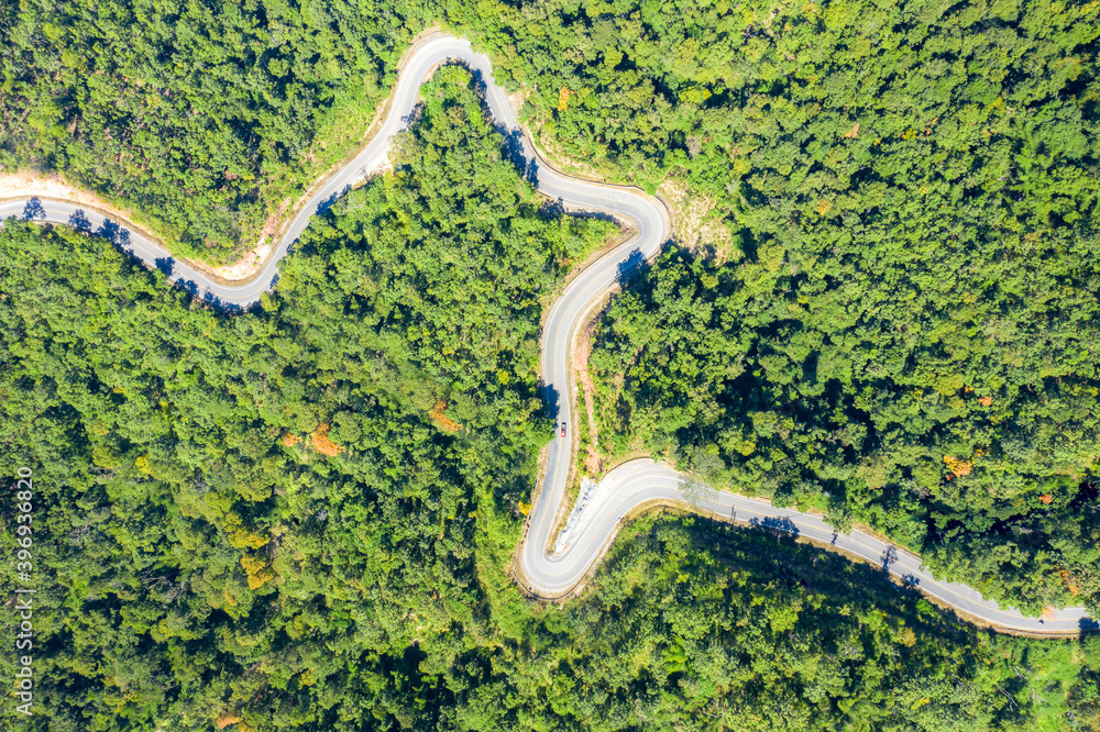 穿越泰国热带雨林景观的山路鸟瞰图。