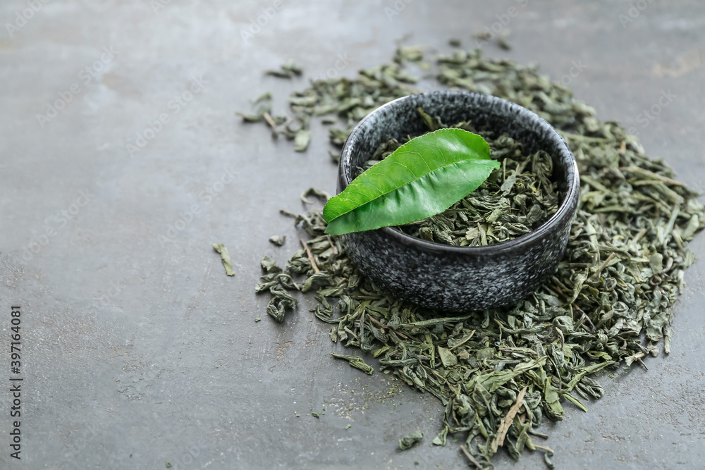 深色背景的干绿茶碗