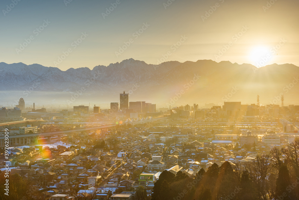 富山，日本市中心的城市天际线与大青山