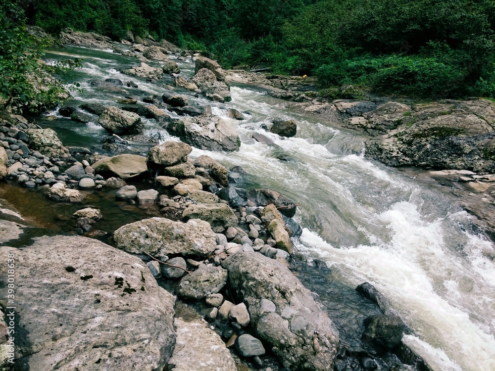 山中河流