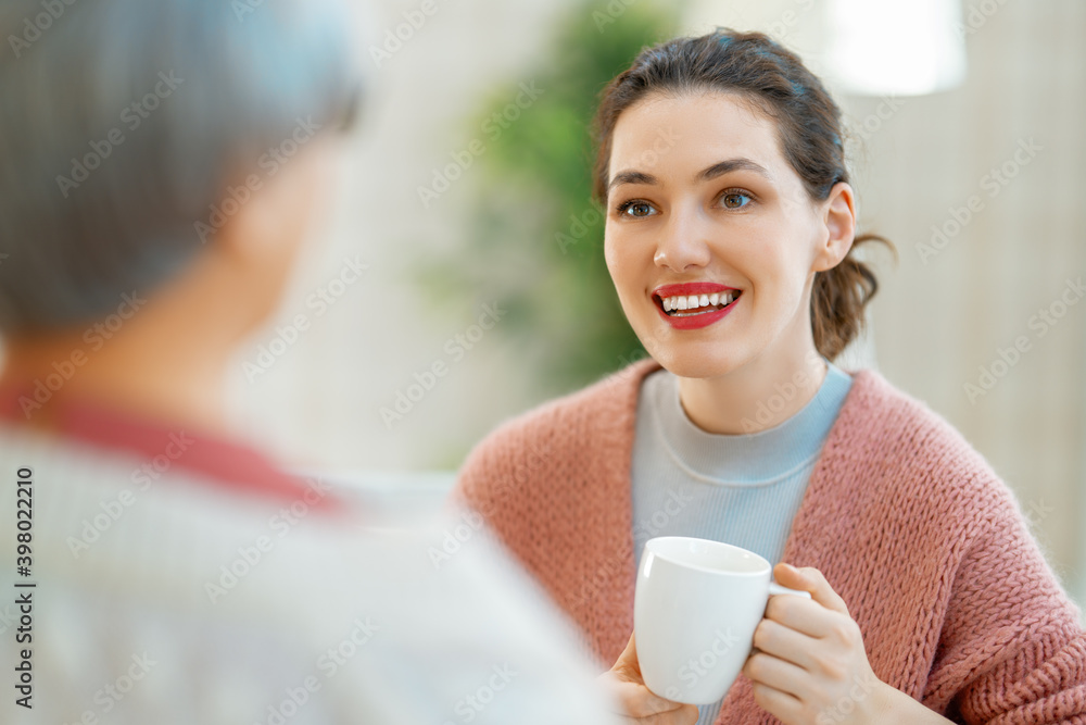 母亲和她的成年女儿