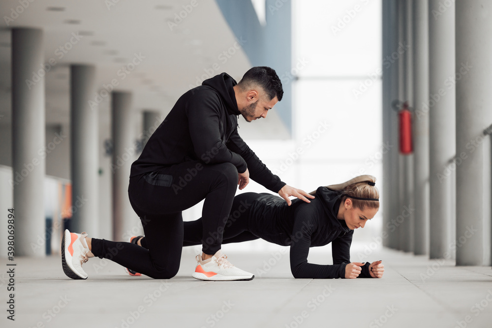 女性锻炼，有私人教练。