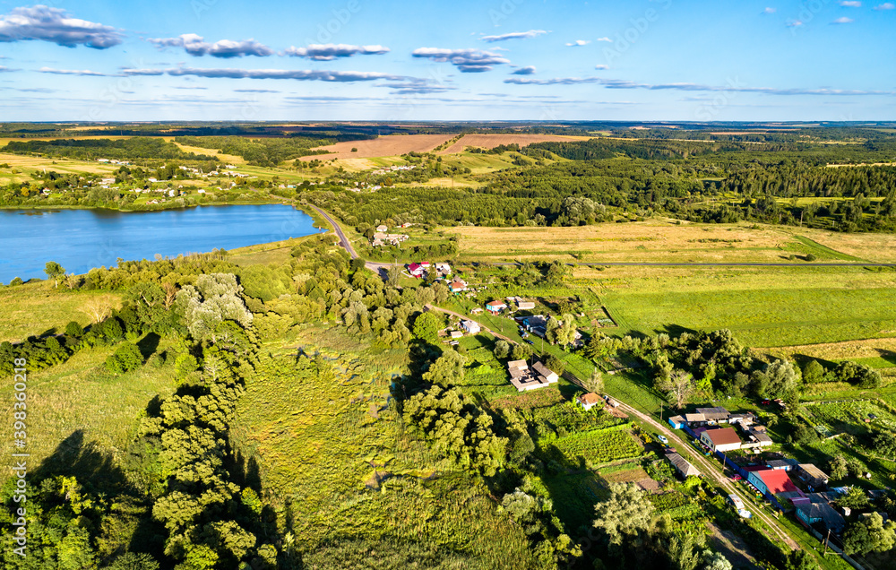 俄罗斯中部高地的空中景观。库尔斯克地区Nizhnyaya Vablya村