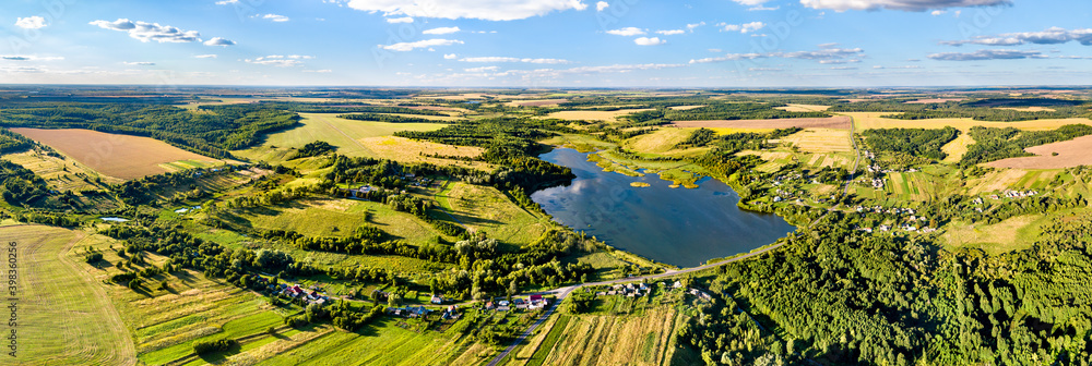 俄罗斯中部高地的空中景观。库尔斯克地区Nizhnyaya Vablya村