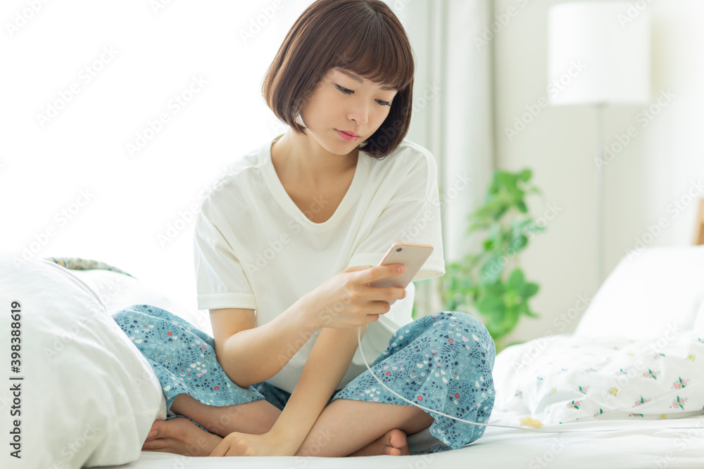 若い女性　スマホ