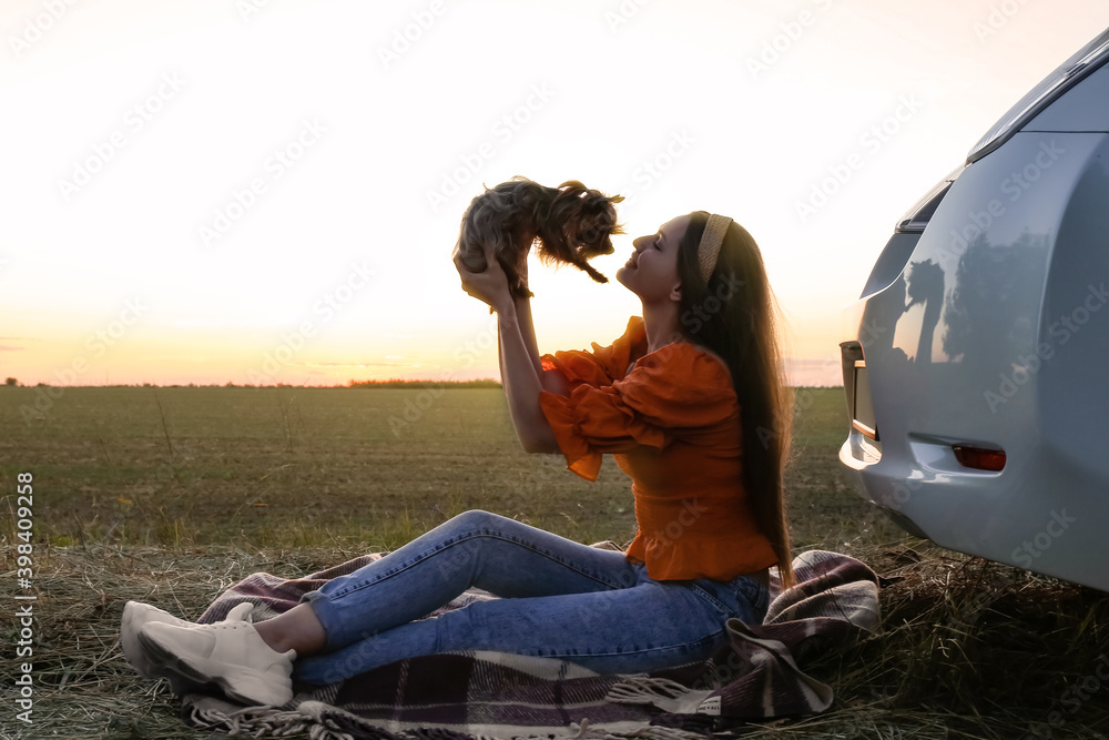 坐在现代汽车旁的女人和可爱的狗