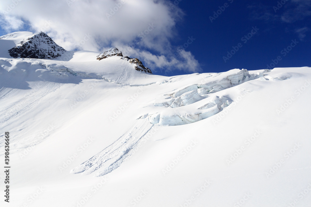 奥地利蒂罗尔阿尔卑斯山Taschachferner冰川上雪崩的山雪全景