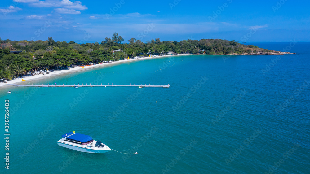 鸟瞰Hat-Sai Kaeo，Koh Samet是一个美丽的岛屿，非常适合在summ的海滩上放松