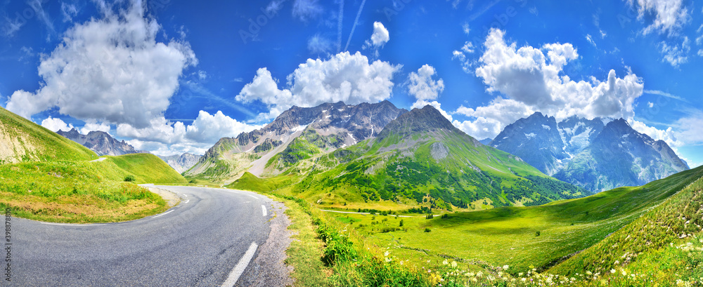 夏季山区的道路